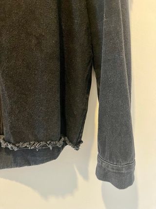 Sobrecamisa negra con flecos