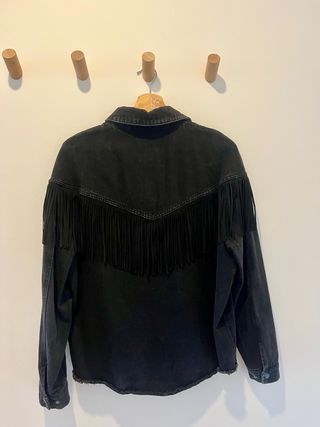 Sobrecamisa negra con flecos