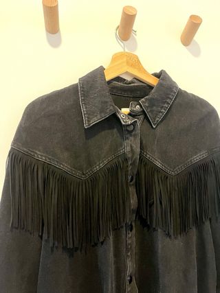 Sobrecamisa negra con flecos