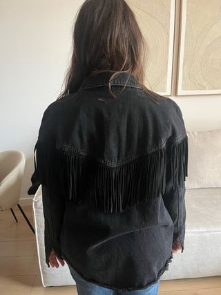 Sobrecamisa negra con flecos