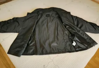 Cazadora negra Amitié