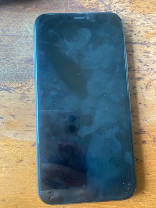 iPhone 11 Negro con Detalle Rojo