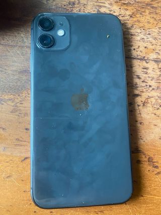 iPhone 11 Negro con Detalle Rojo