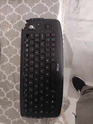 Teclado inalámbrico Trust negro para piezas roto
