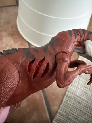 Dinosaurio de juguete marrón y gris