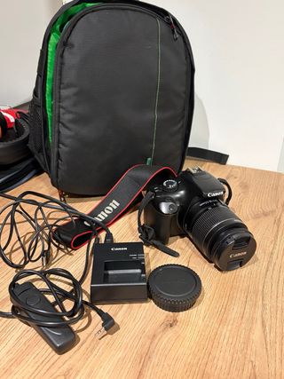Cámara Canon EOS 1100 D con accesorios