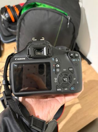 Cámara Canon EOS 1100 D con accesorios