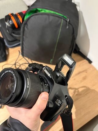 Cámara Canon EOS 1100 D con accesorios