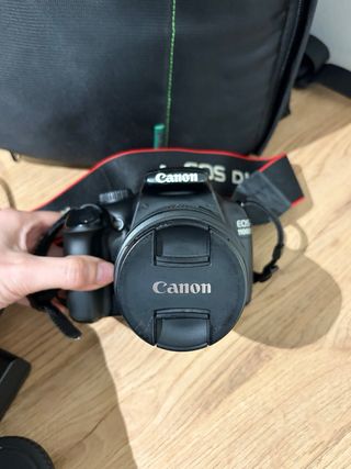 Cámara Canon EOS 1100 D con accesorios