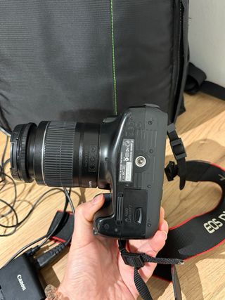 Cámara Canon EOS 1100 D con accesorios