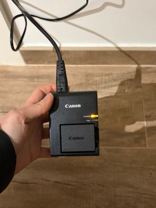 Cámara Canon EOS 1100 D con accesorios