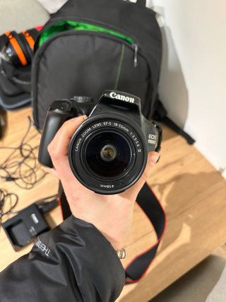 Cámara Canon EOS 1100 D con accesorios