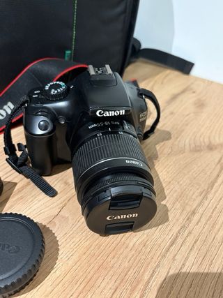 Cámara Canon EOS 1100 D con accesorios