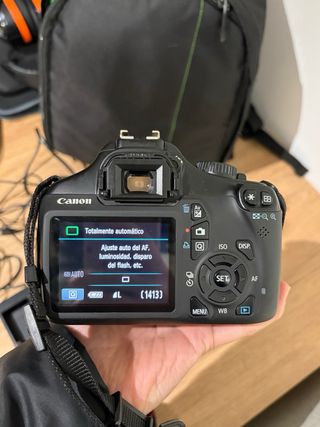 Cámara Canon EOS 1100 D con accesorios