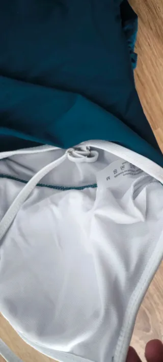 Traje de baño entero verde azulado y blanco