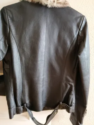 Chaqueta de piel, con pelo en el cuello