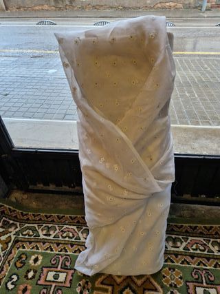 Tela beige y blanca con flores