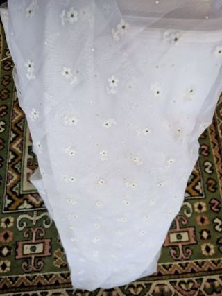 Tela beige y blanca con flores