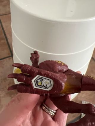 Dinosaurio de juguete marrón y amarillo