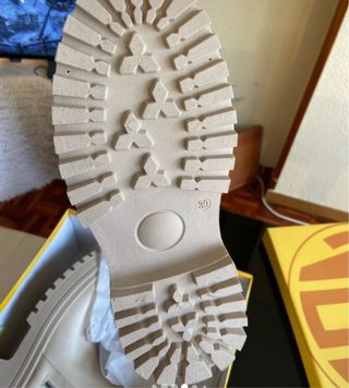 Botines Beige con Cremallera y Suela Gruesa