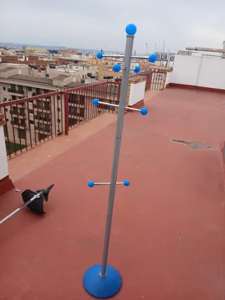 Perchero azul como nuevo