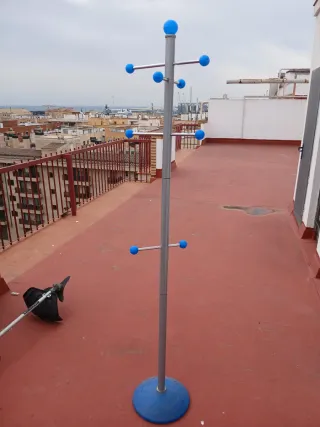 Perchero azul como nuevo
