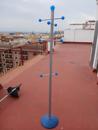 Perchero azul como nuevo