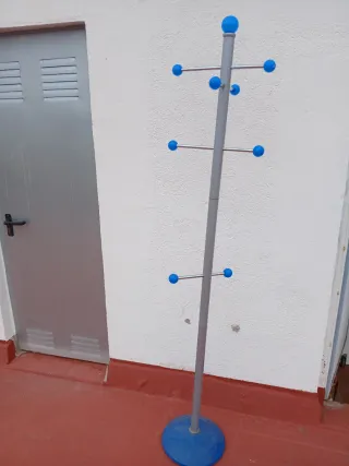 Perchero azul como nuevo