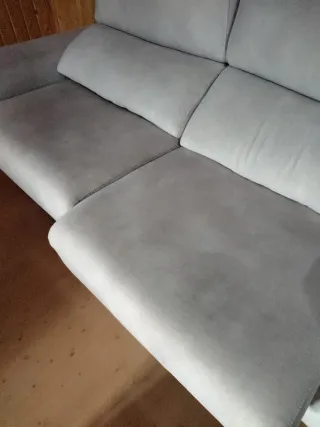 Sofá terciopelo gris super chulo patas plateadas