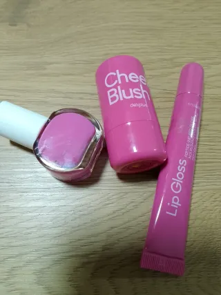Lip Gloss, Cheek Blush y Esmalte