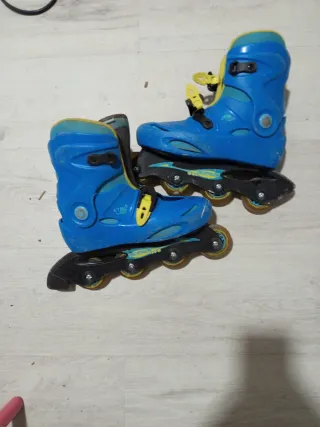Patinetes en línea azules