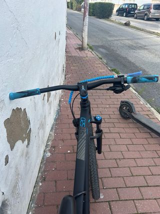 Bicicleta Rockrider Negra y Azul