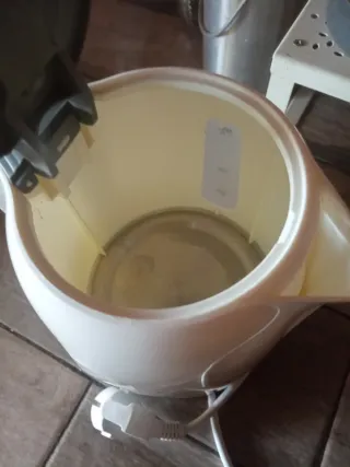 Hervidor de agua blanco y gris