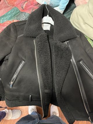 Chaqueta borrego Stradivarius negra