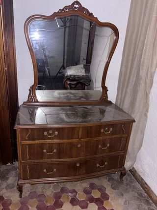 Cómoda de madera con espejo