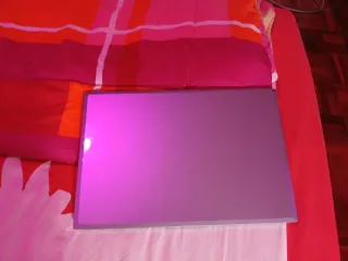 Ordenador portátil rosa y plateado nuevo yeva rato