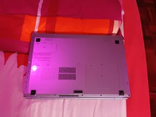 Ordenador portátil rosa y plateado nuevo yeva rato