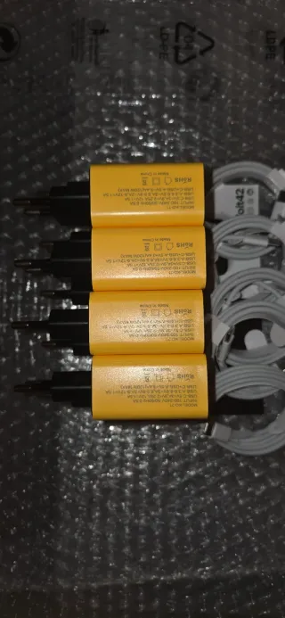 Lotto di 9 Kit Completi Caricatore + 9 Cavi USB-C