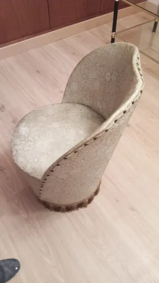 Sillón tapizado floral beige y dorado