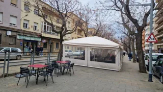Terraza con 2 sombrillas y laterales