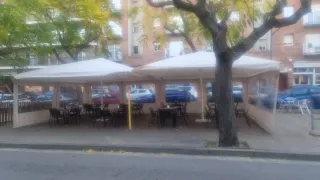 Terraza con 2 sombrillas y laterales