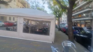 Terraza con 2 sombrillas y laterales