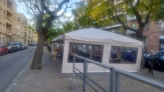 Terraza con 2 sombrillas y laterales