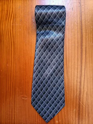 Corbata negra y plateada