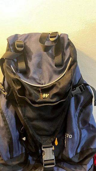 Mochila de senderismo azul y negra