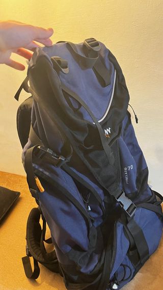 Mochila de senderismo azul y negra