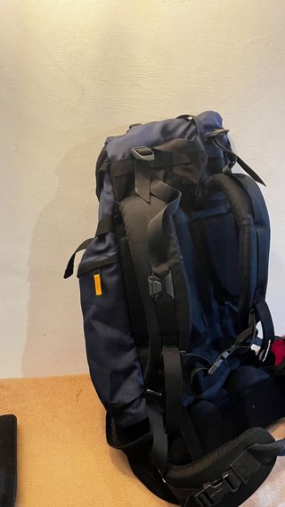 Mochila de senderismo azul y negra