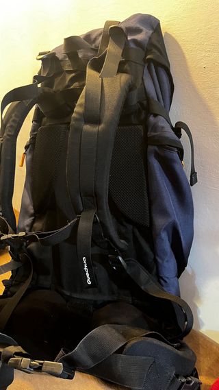 Mochila de senderismo azul y negra