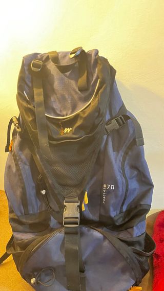 Mochila de senderismo azul y negra