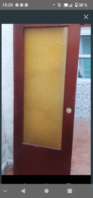 Puerta de madera con cristal